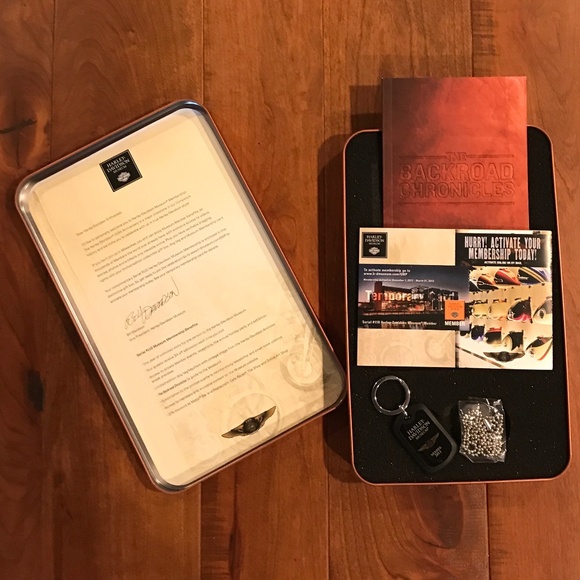 HARLEY-DAVIDSON MUSEUM 2013 110TH ANNIVERSARY TIN WITH KEY CHAIN AND BOOKLET - Picture 3 of 9